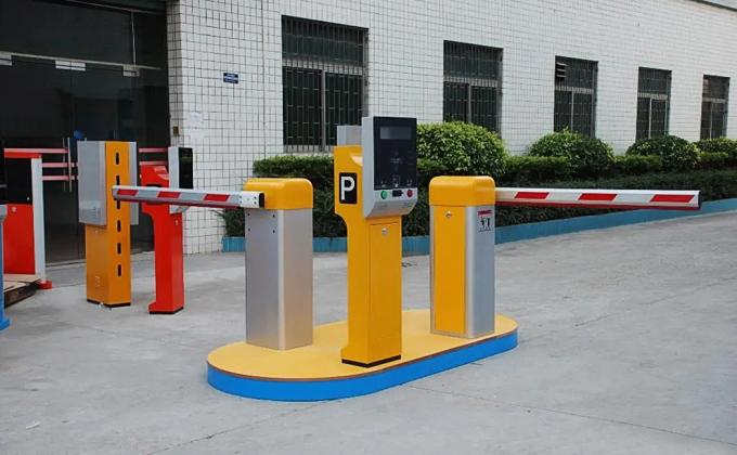 Aplicação do computador industrial encaixado no sistema de gestão de parque de estacionamento desacompanhado